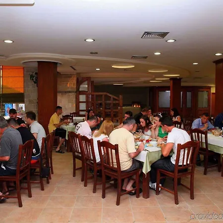 Oaz Hotel Golem (Tirana)